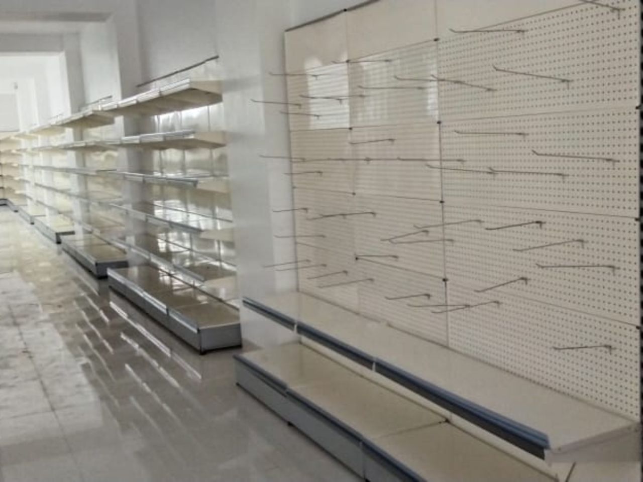 664329245_Display with fixtures.jpg